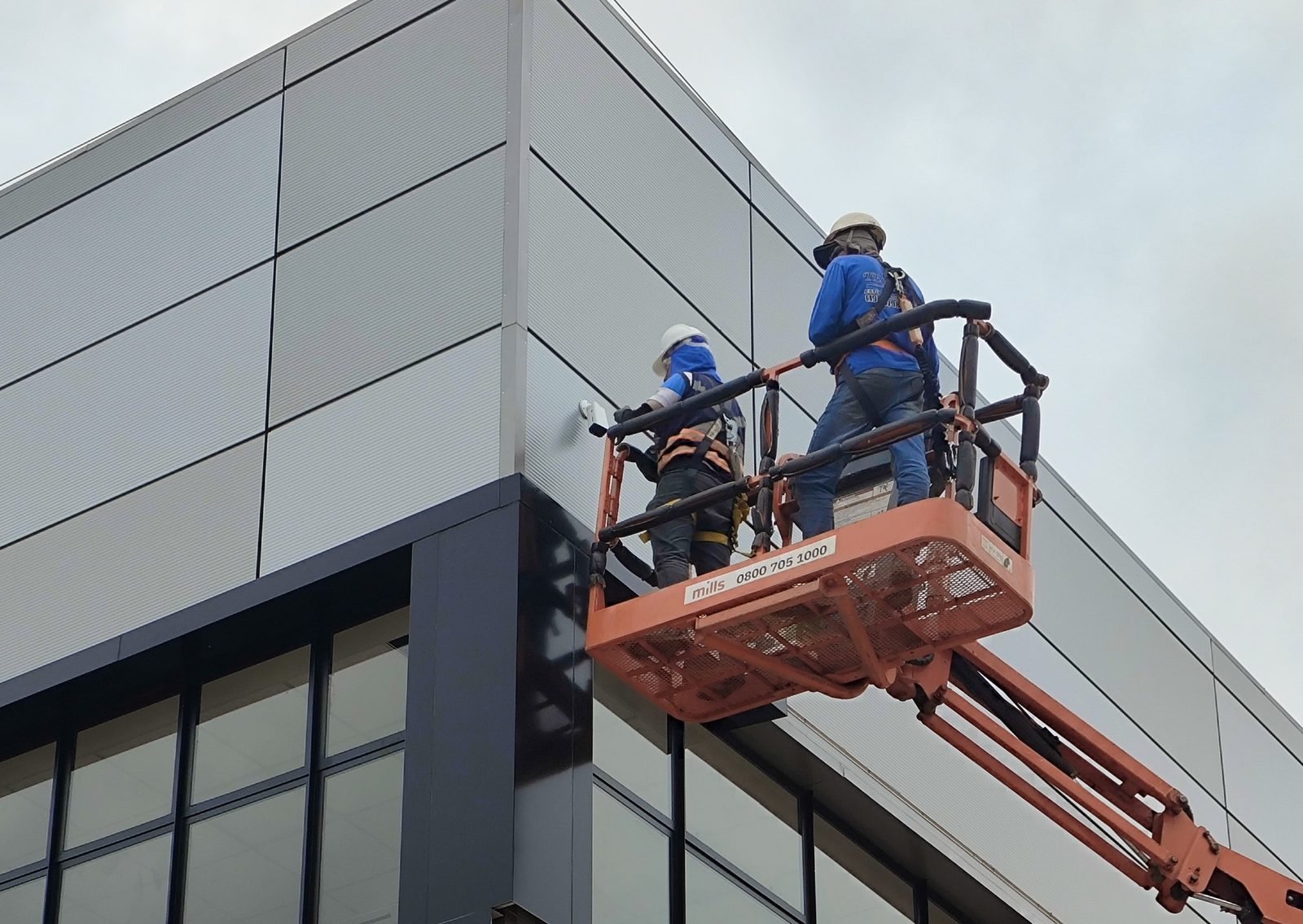 Equipe INFOBR em plataforma elevatória durante instalação externa