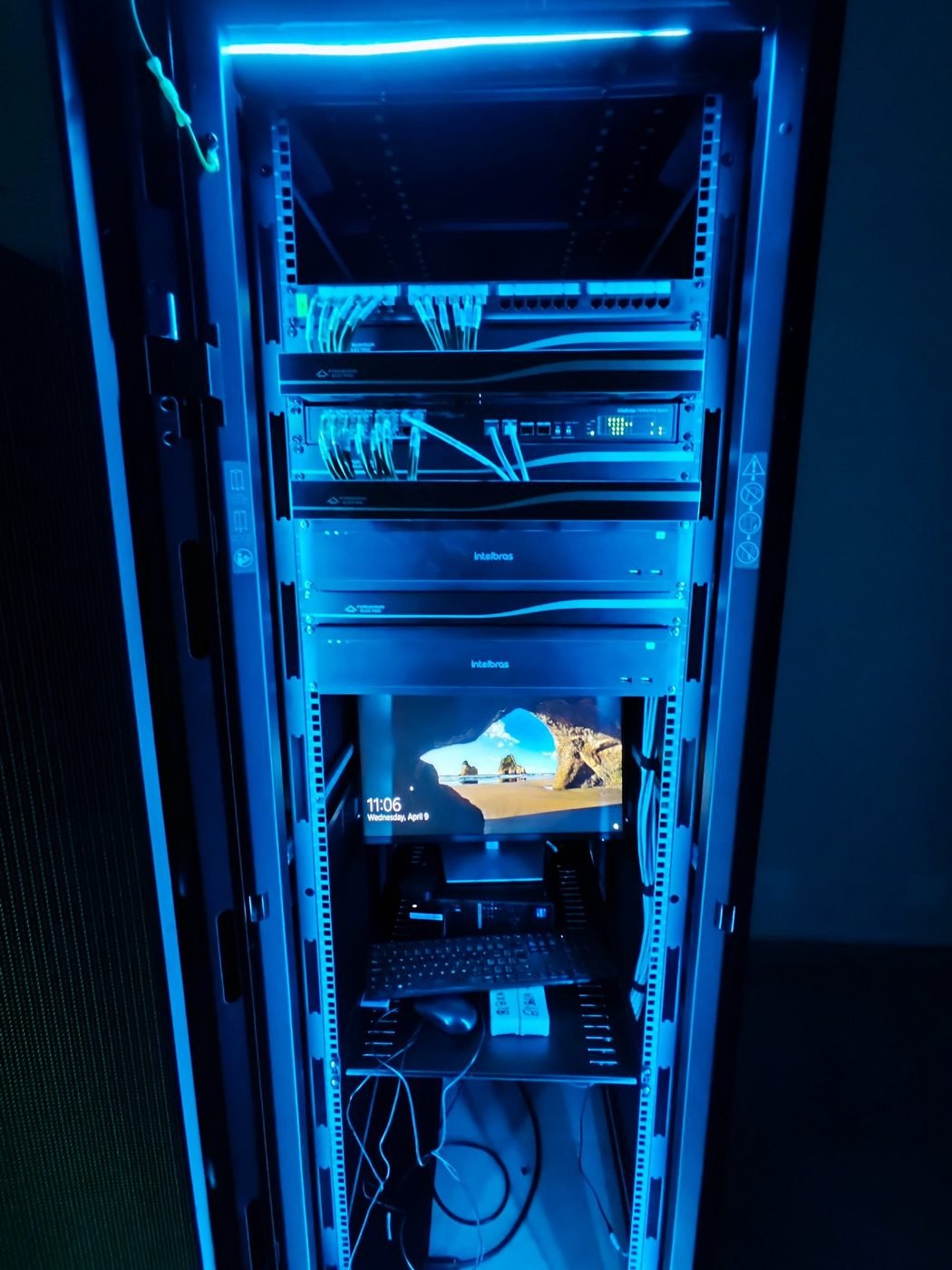 Rack de rede estruturado e organizado, instalado pela INFOBR