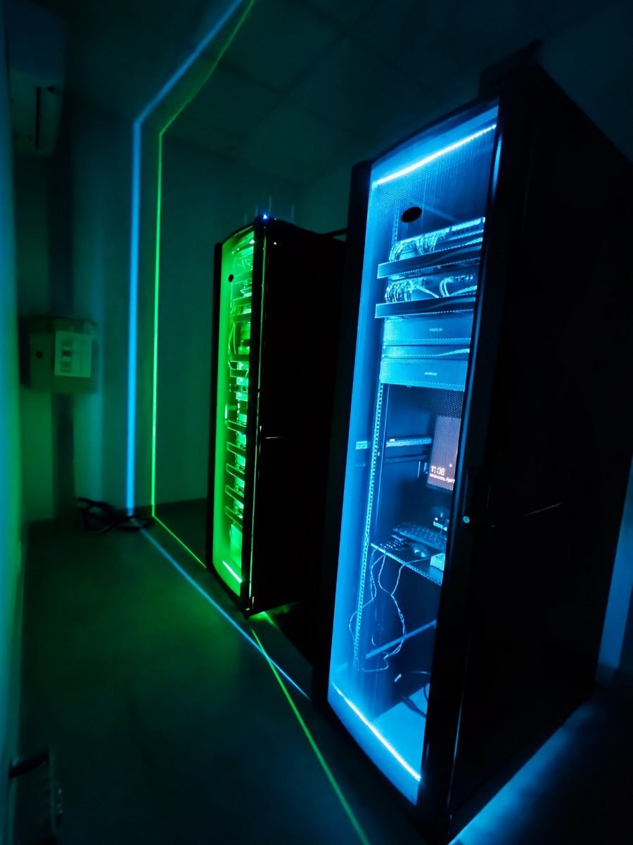 Racks de servidores com iluminação, instalados pela INFOBR